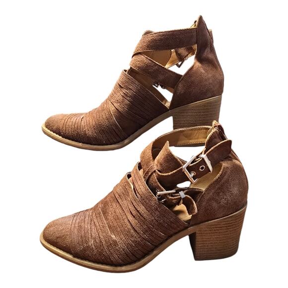 Qupid Brown Faux Suede Leather Stacked Heel Cut Out Buckle Boots ~ Size 9 - Picture 2 of 8
